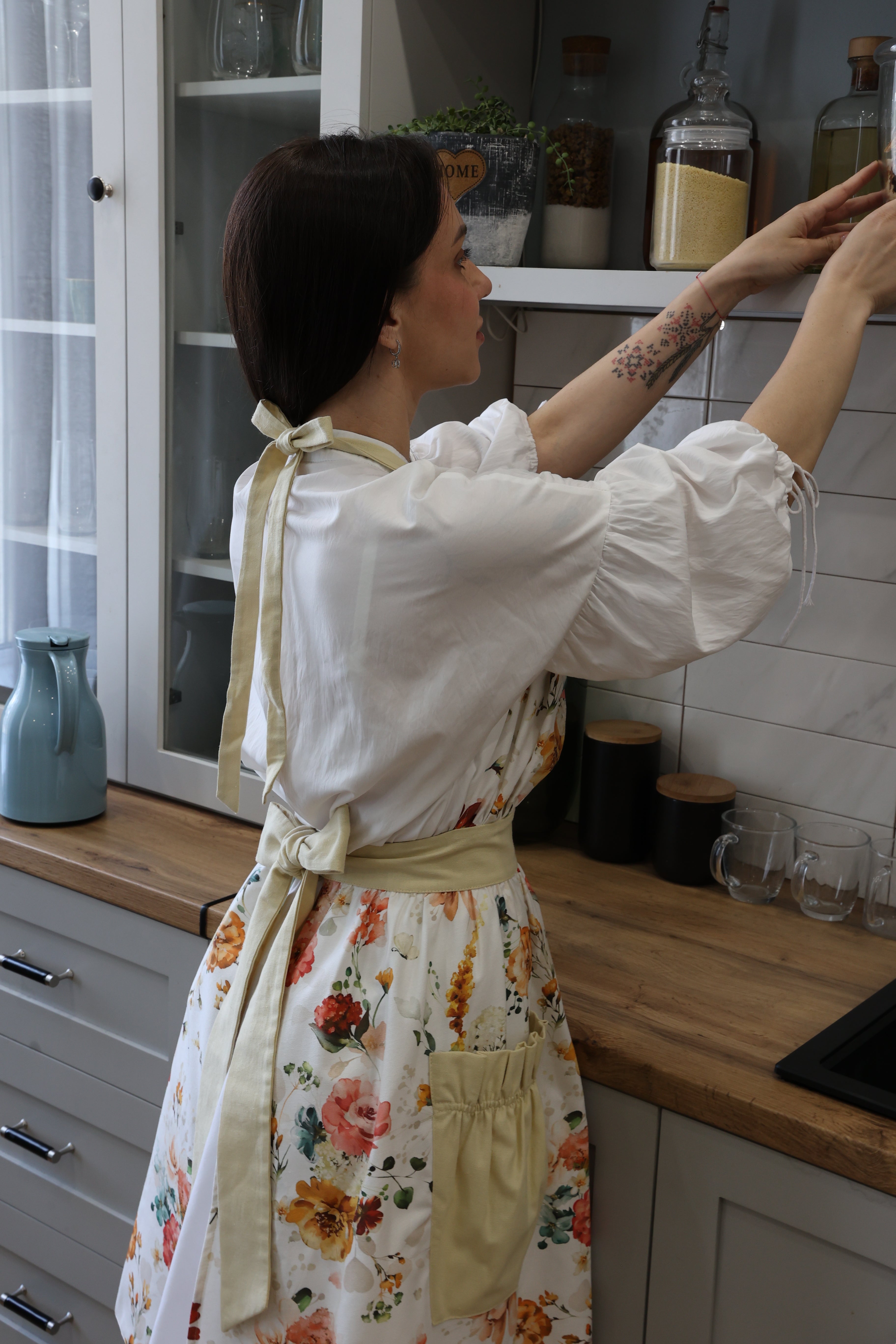 Vintage Floral Cotton Apron with Champagne Accents – Elegant Kitchen Apron with Teflon Coating & Deep Pockets