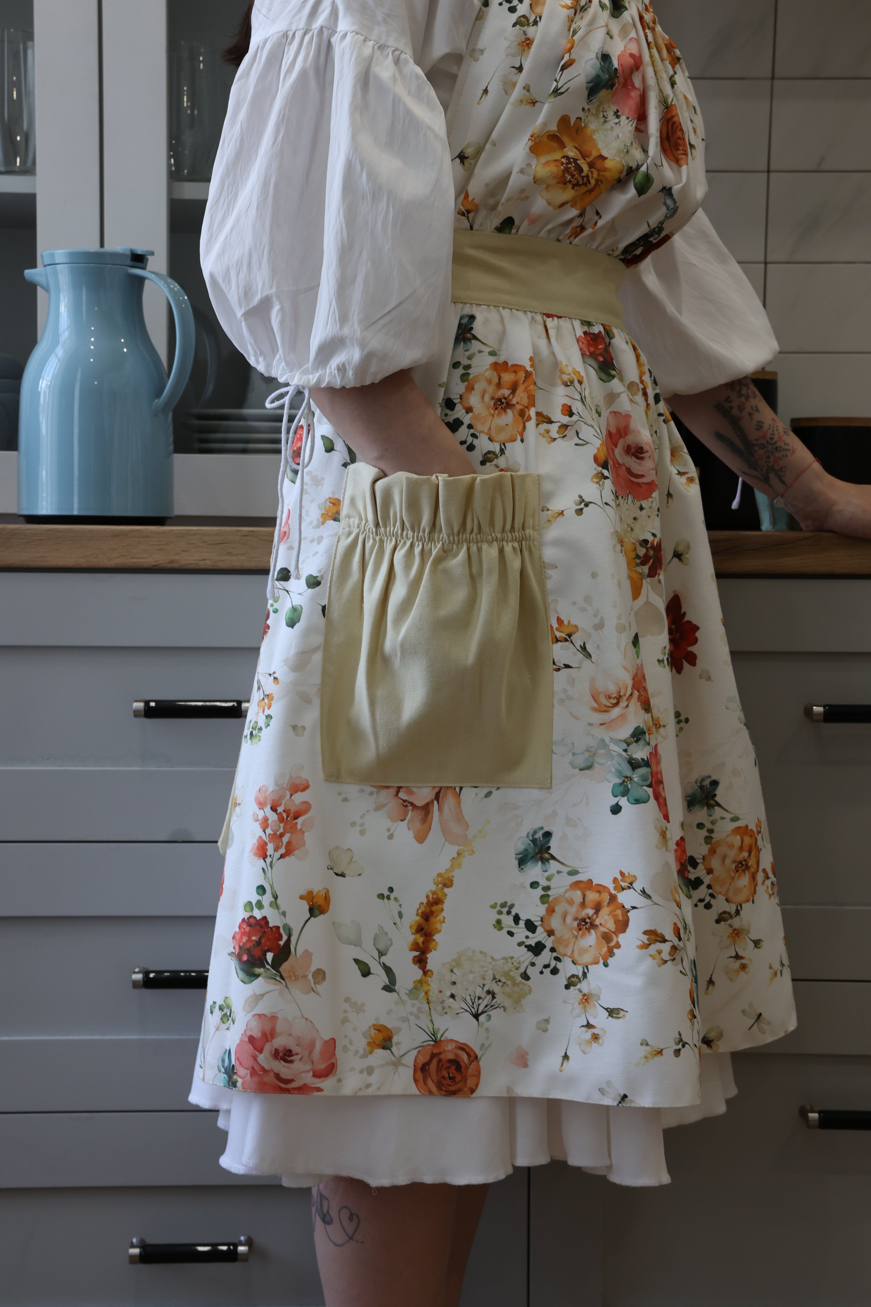 Vintage Floral Cotton Apron with Champagne Accents – Elegant Kitchen Apron with Teflon Coating & Deep Pockets