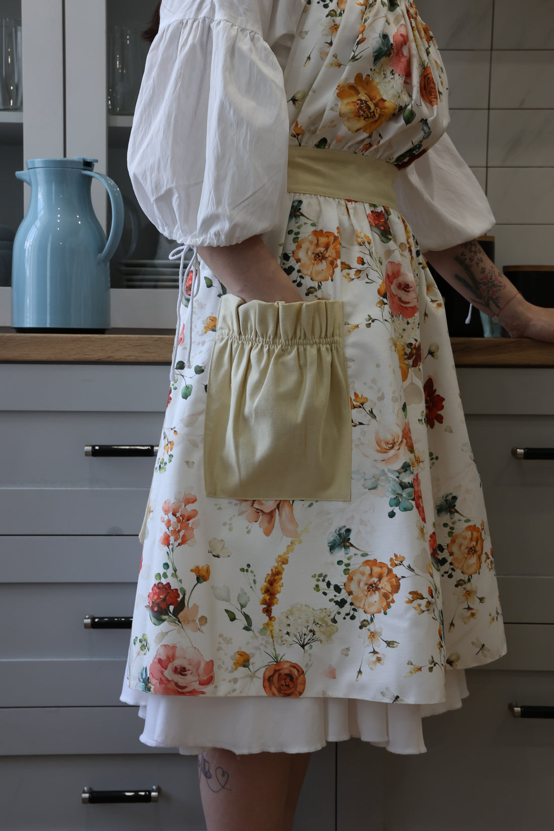 Vintage Floral Cotton Apron with Champagne Accents – Elegant Kitchen Apron with Teflon Coating & Deep Pockets