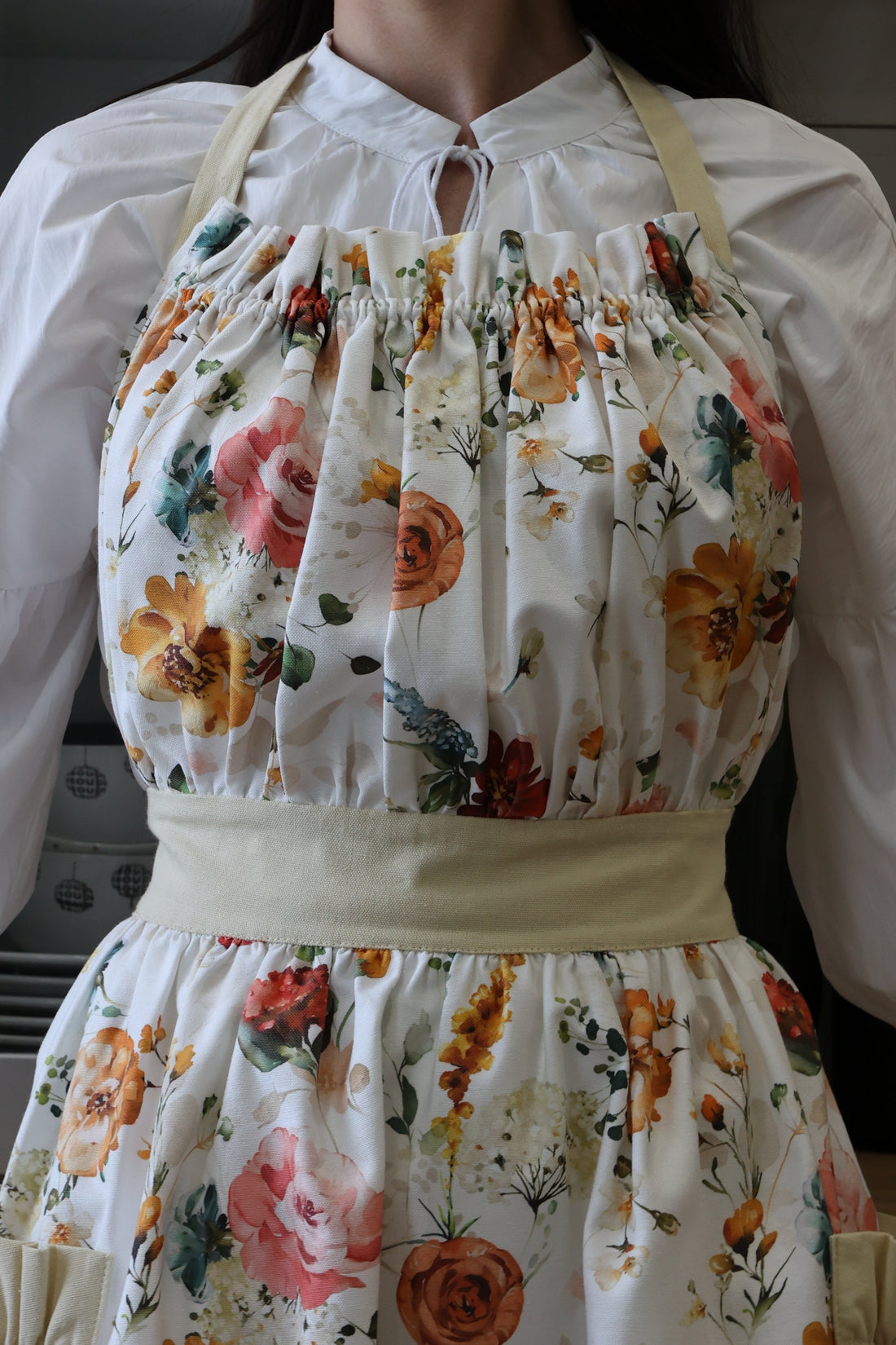 Vintage Floral Cotton Apron with Champagne Accents – Elegant Kitchen Apron with Teflon Coating & Deep Pockets