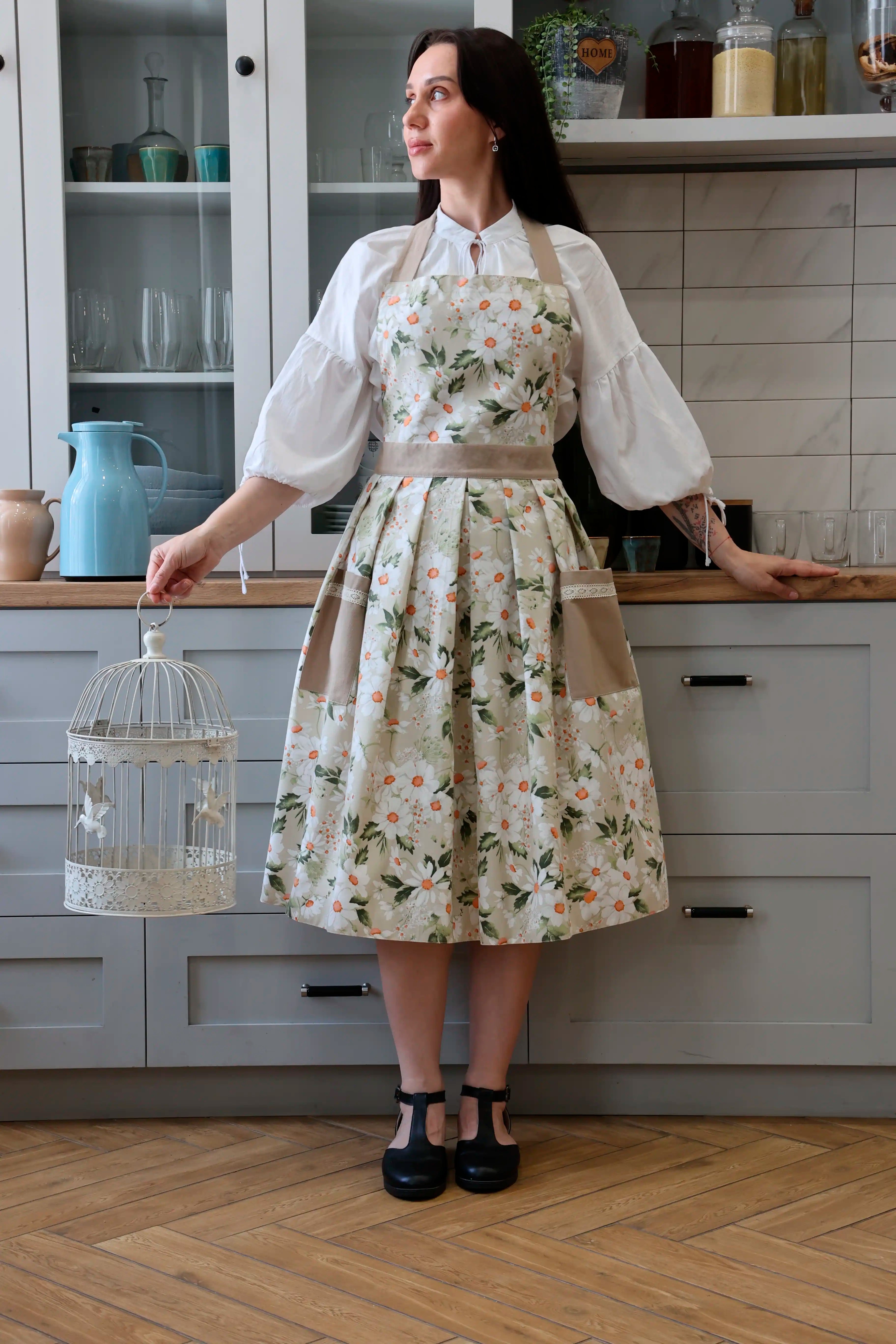 Vintage Daisy Print Cotton Apron with Lace Trim – Elegant Kitchen Apron with Teflon Coating & Deep Pockets