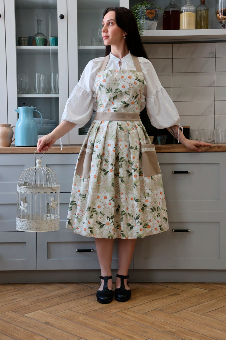 Vintage Daisy Print Cotton Apron with Lace Trim – Elegant Kitchen Apron with Teflon Coating & Deep Pockets