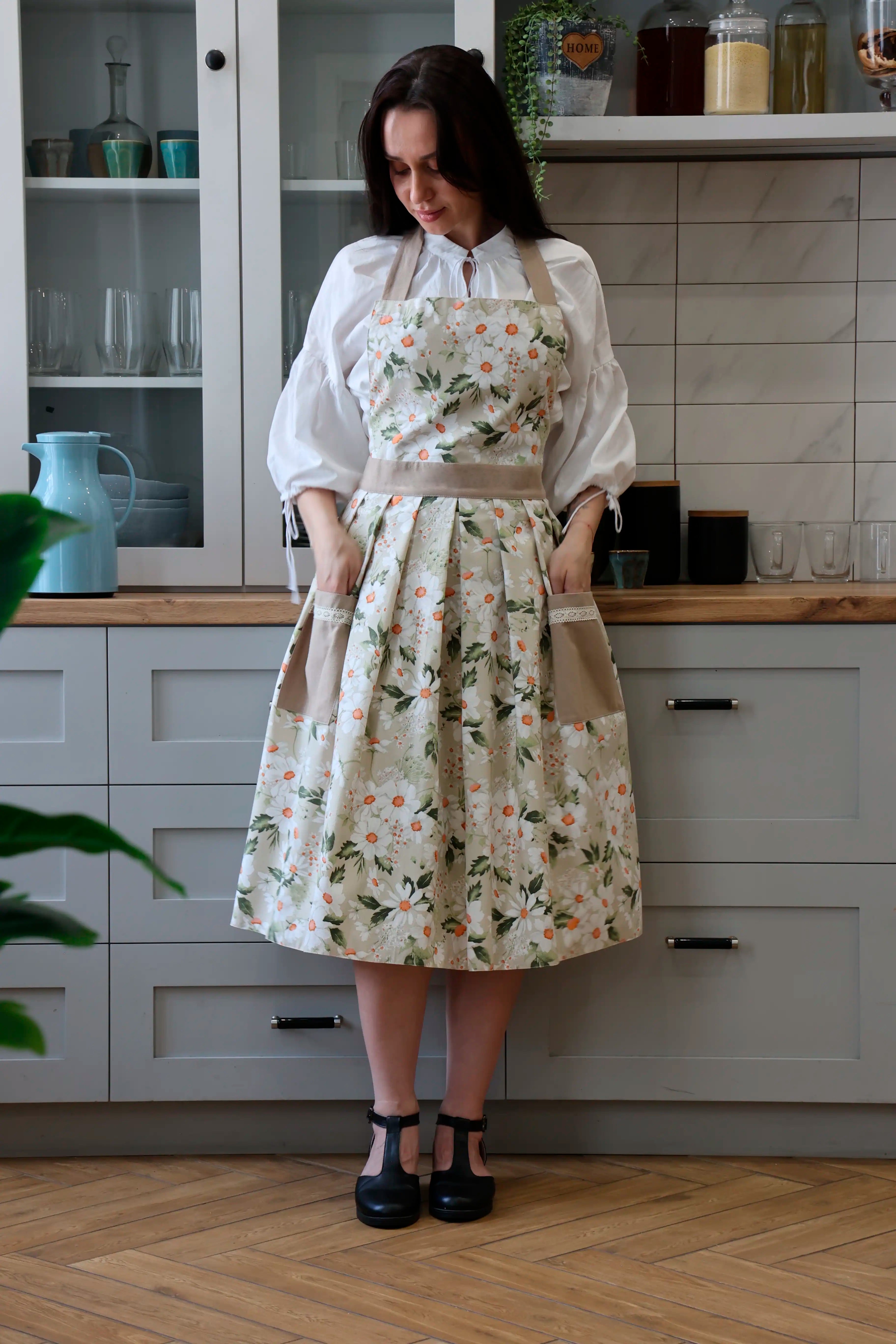Vintage Daisy Print Cotton Apron with Lace Trim – Elegant Kitchen Apron with Teflon Coating & Deep Pockets