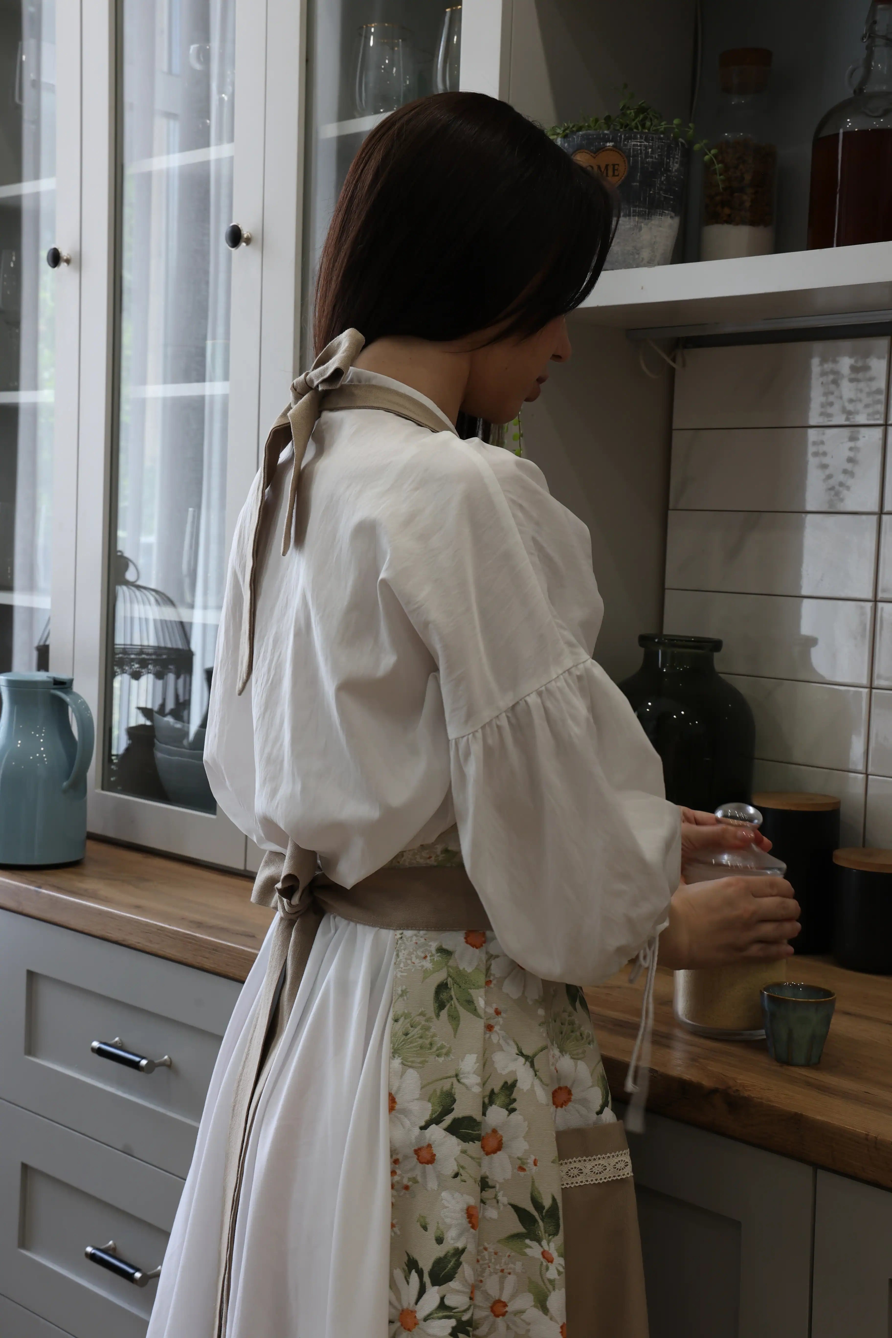 Vintage Daisy Print Cotton Apron with Lace Trim – Elegant Kitchen Apron with Teflon Coating & Deep Pockets