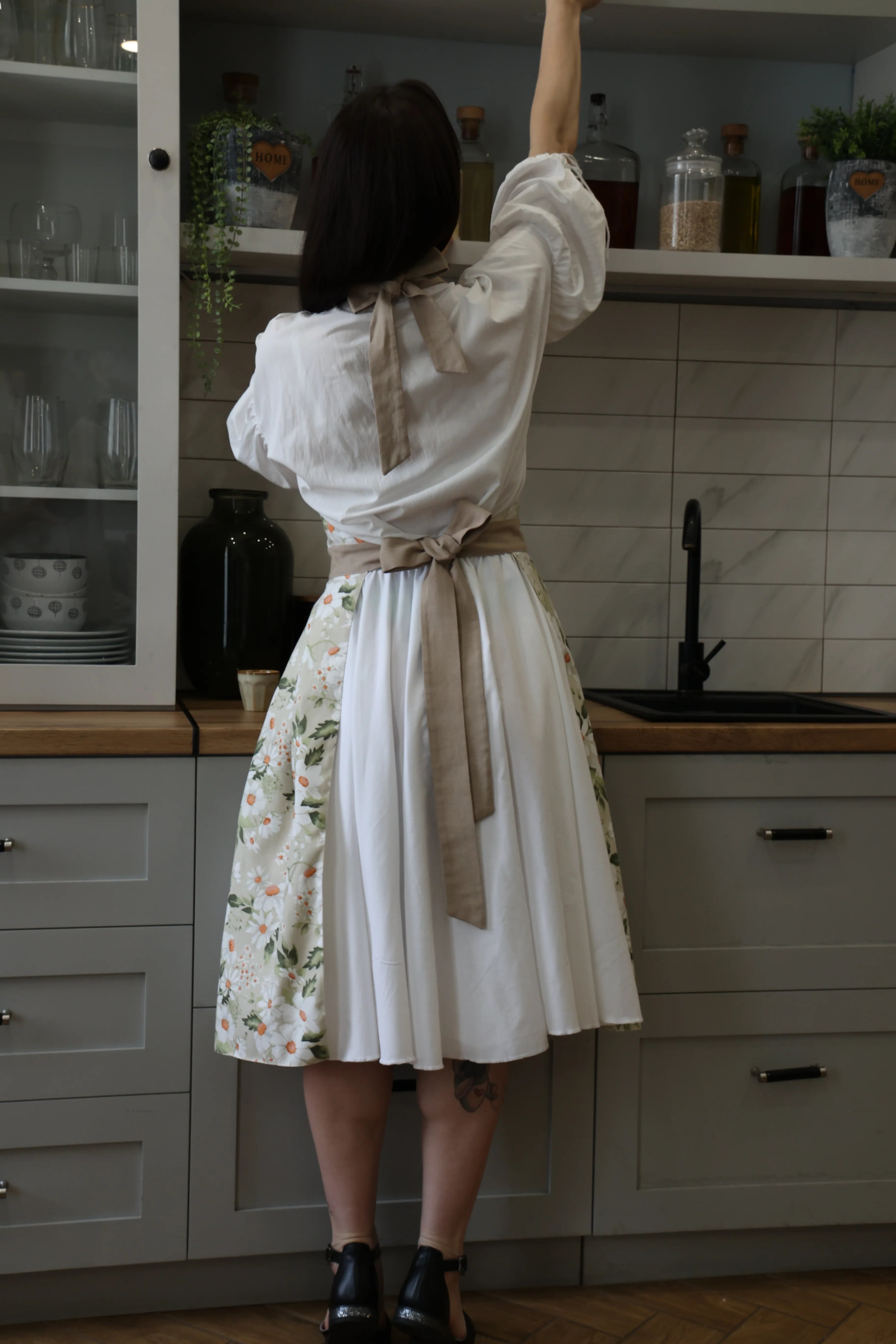 Vintage Daisy Print Cotton Apron with Lace Trim – Elegant Kitchen Apron with Teflon Coating & Deep Pockets