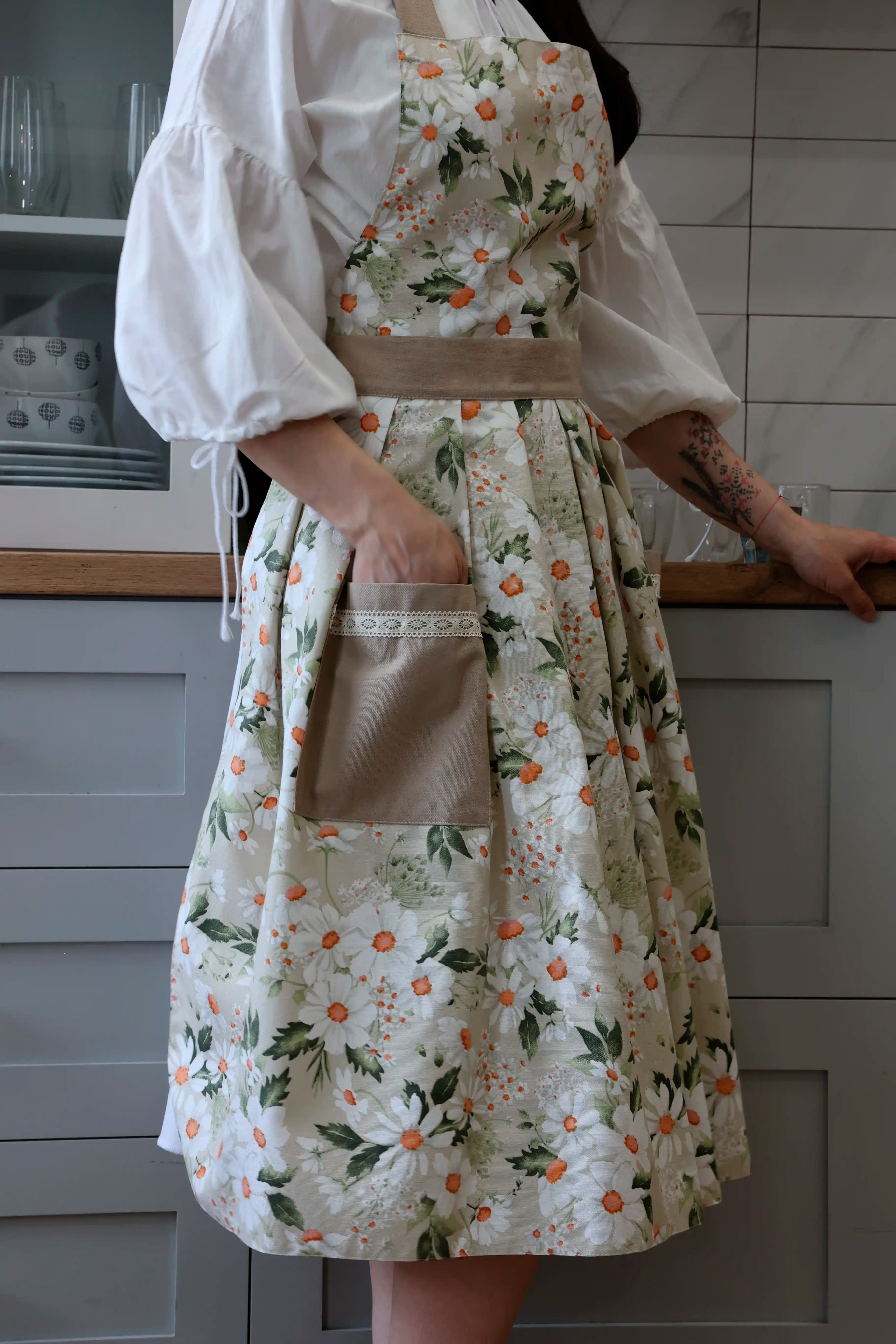 Vintage Daisy Print Cotton Apron with Lace Trim – Elegant Kitchen Apron with Teflon Coating & Deep Pockets