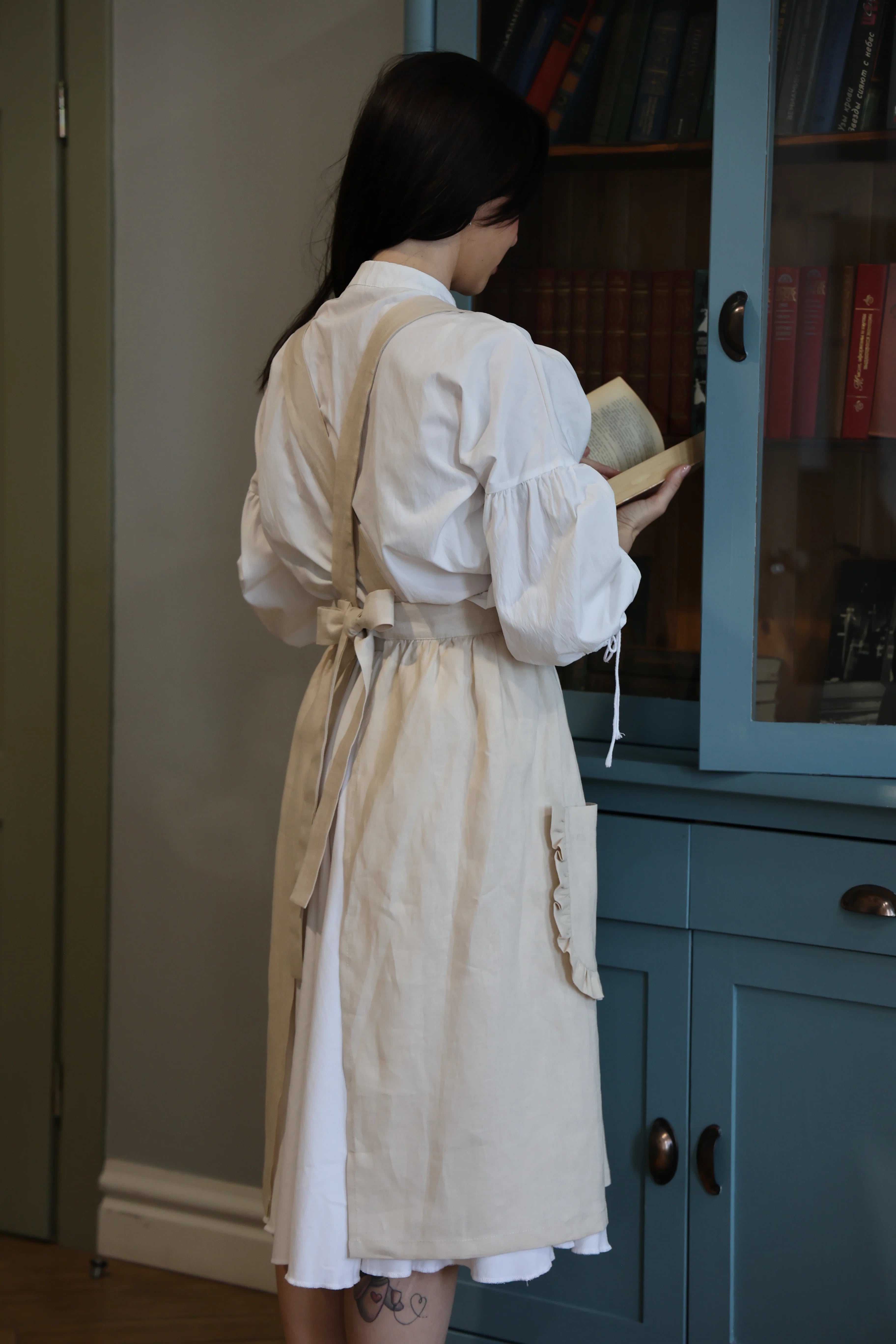Side view of the sand cotton apron showing the long waist ties