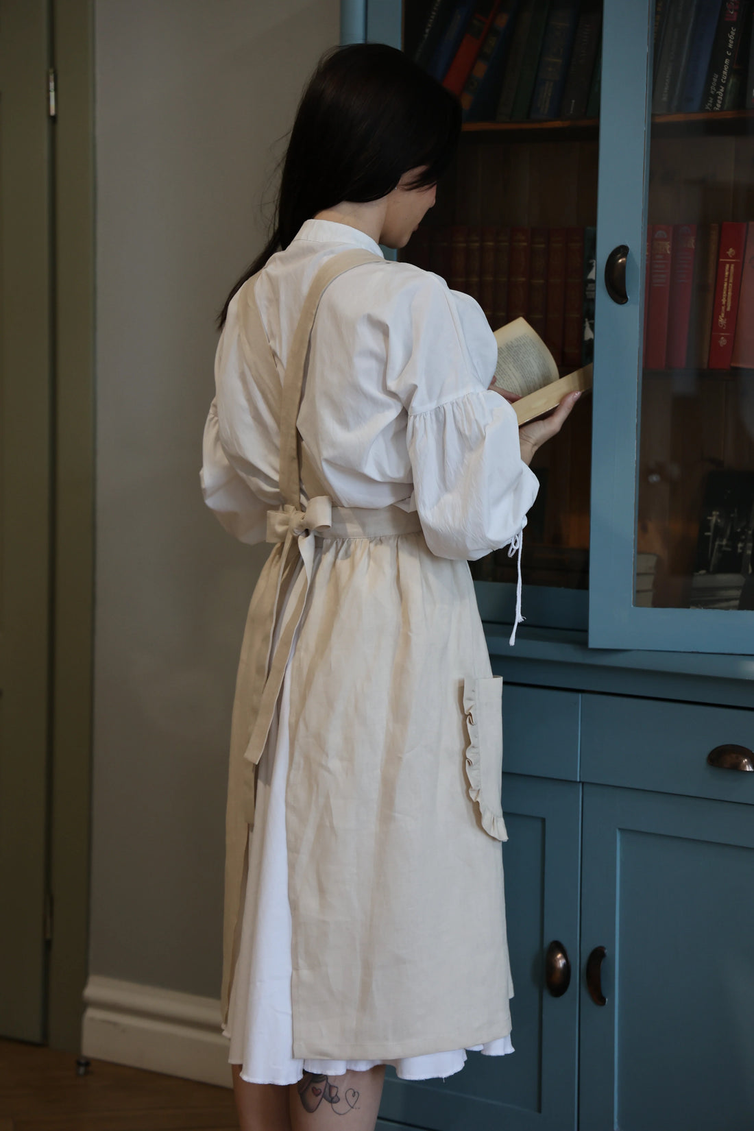 Side view of the sand cotton apron showing the long waist ties
