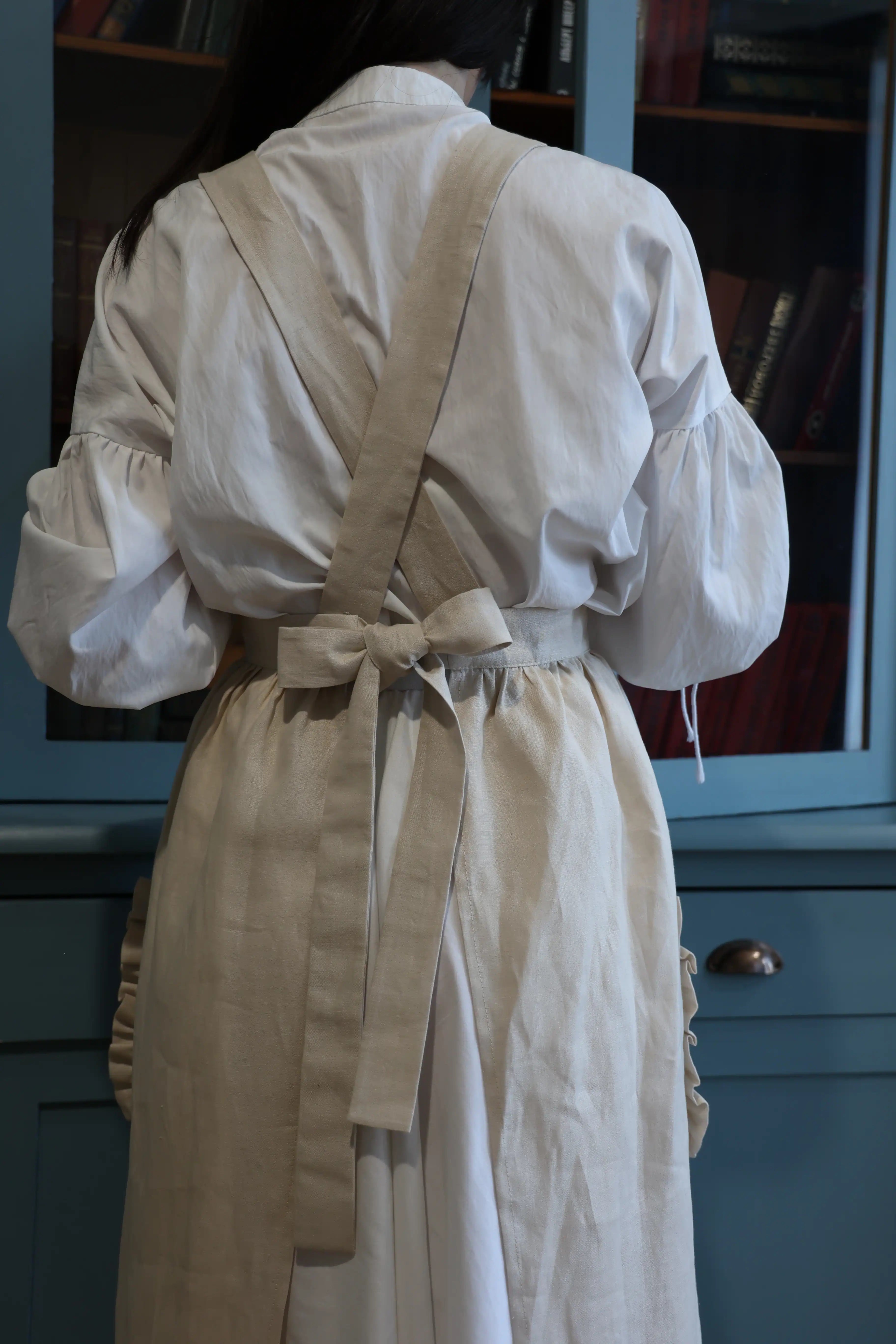 Close-up of the crossback straps and bow on the sand apron
