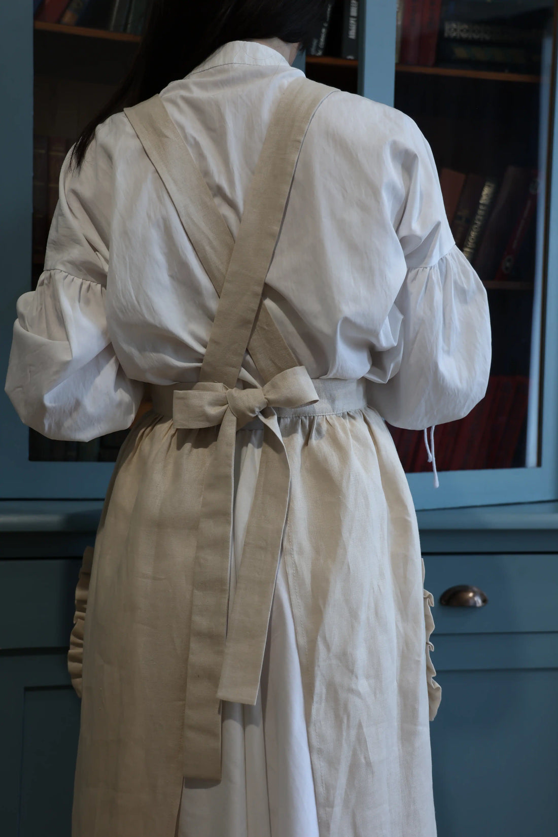 Close-up of the crossback straps and bow on the sand apron
