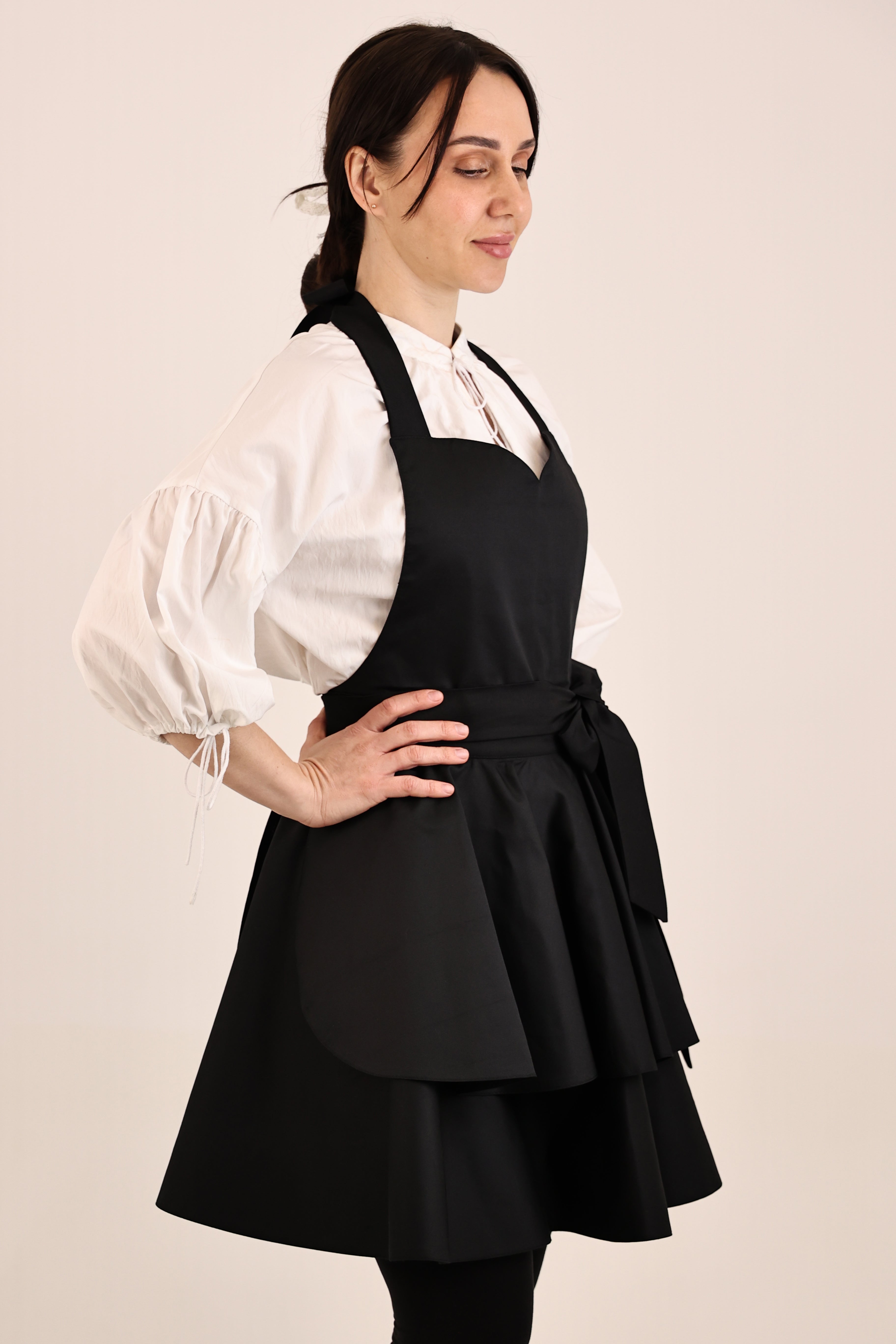Daisy Ruffle Apron — Black