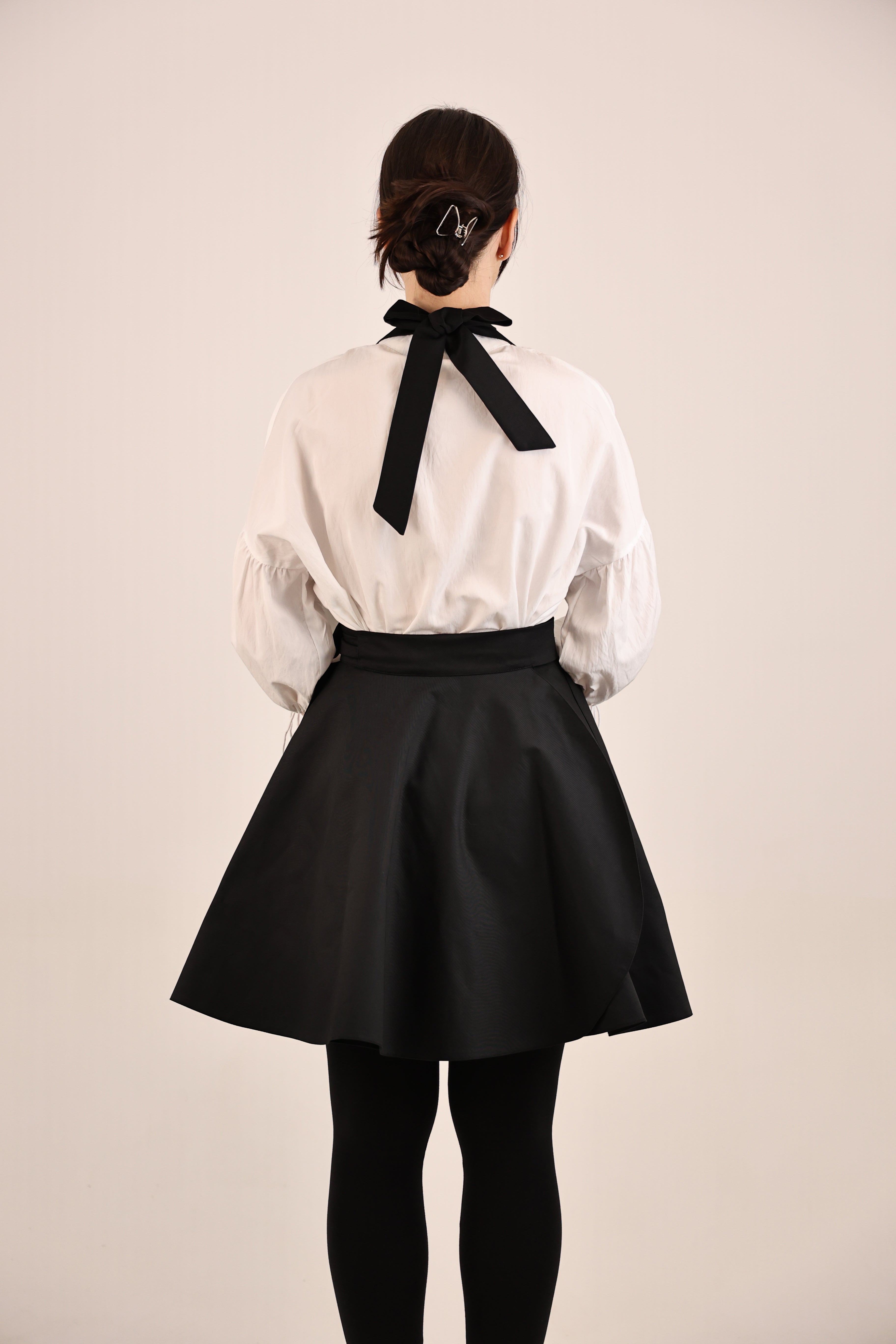 Daisy Ruffle Apron — Black