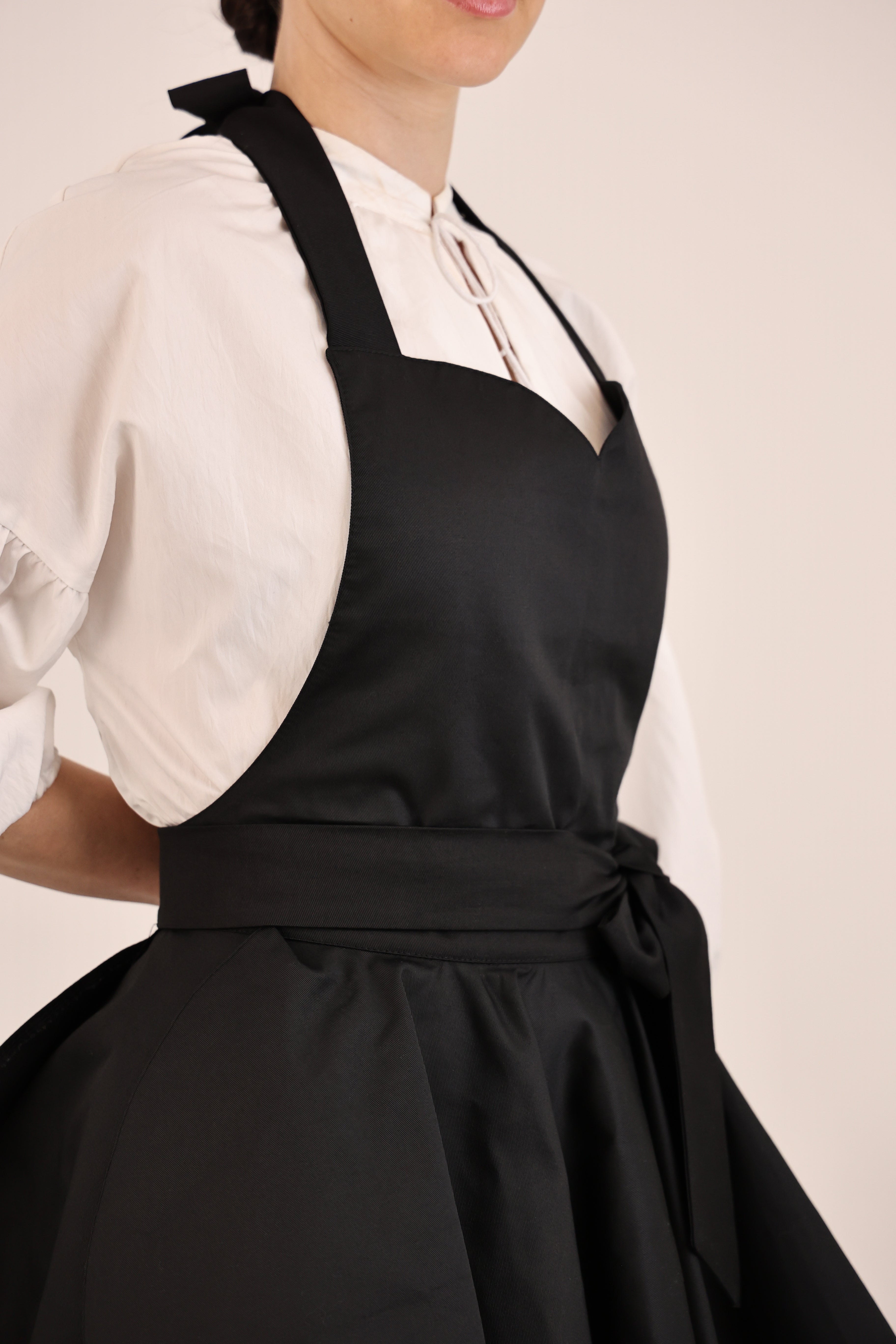 Daisy Ruffle Apron — Black