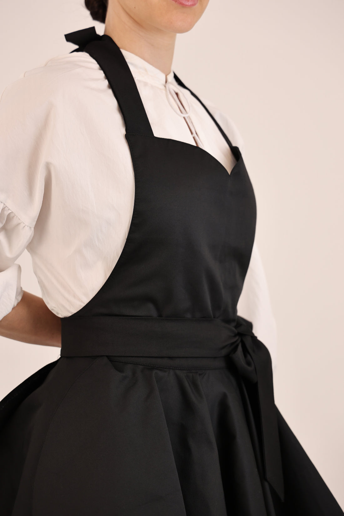 Daisy Ruffle Apron — Black