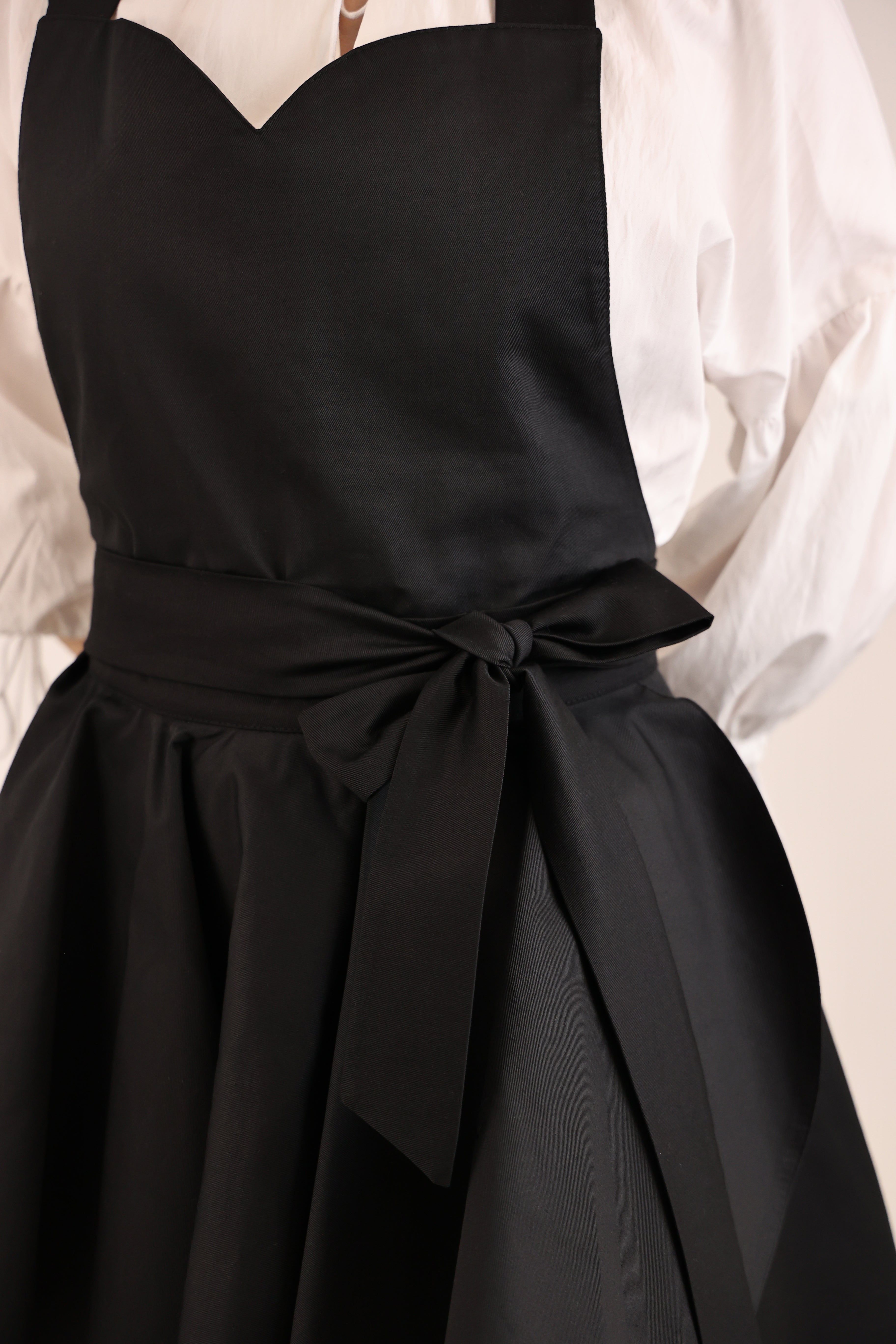 Daisy Ruffle Apron — Black