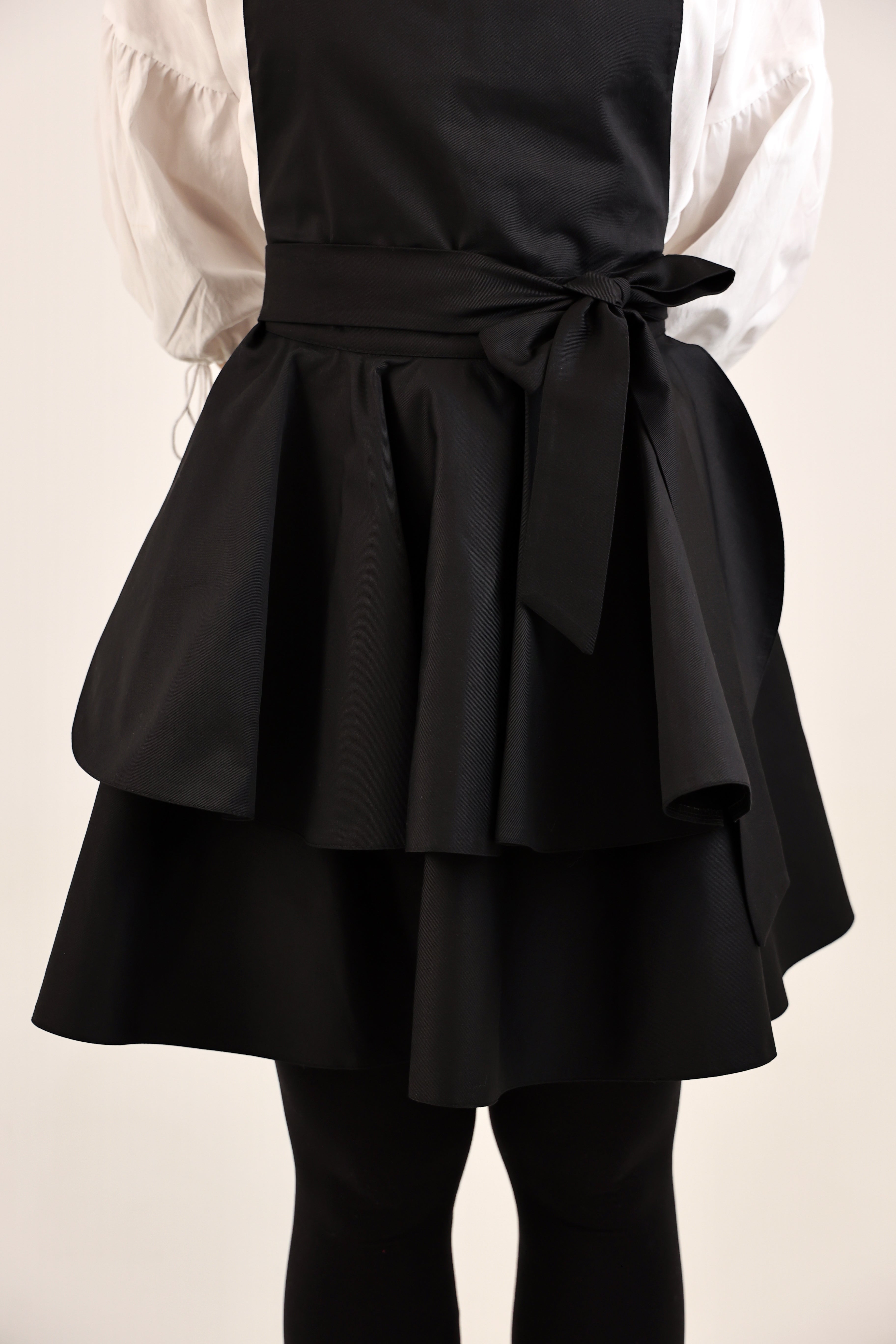 Daisy Ruffle Apron — Black