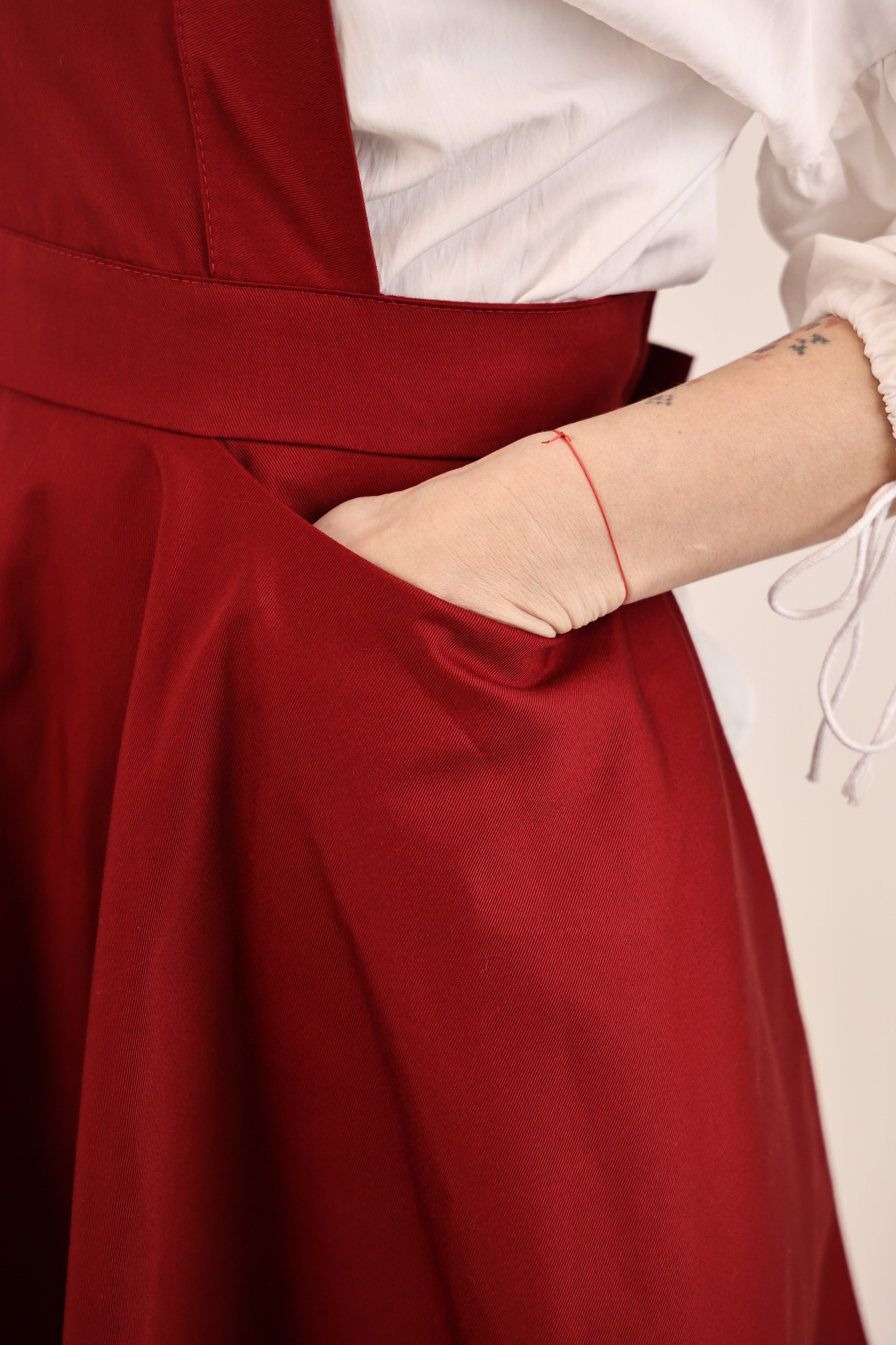 Café Crossback Apron — Burgundy