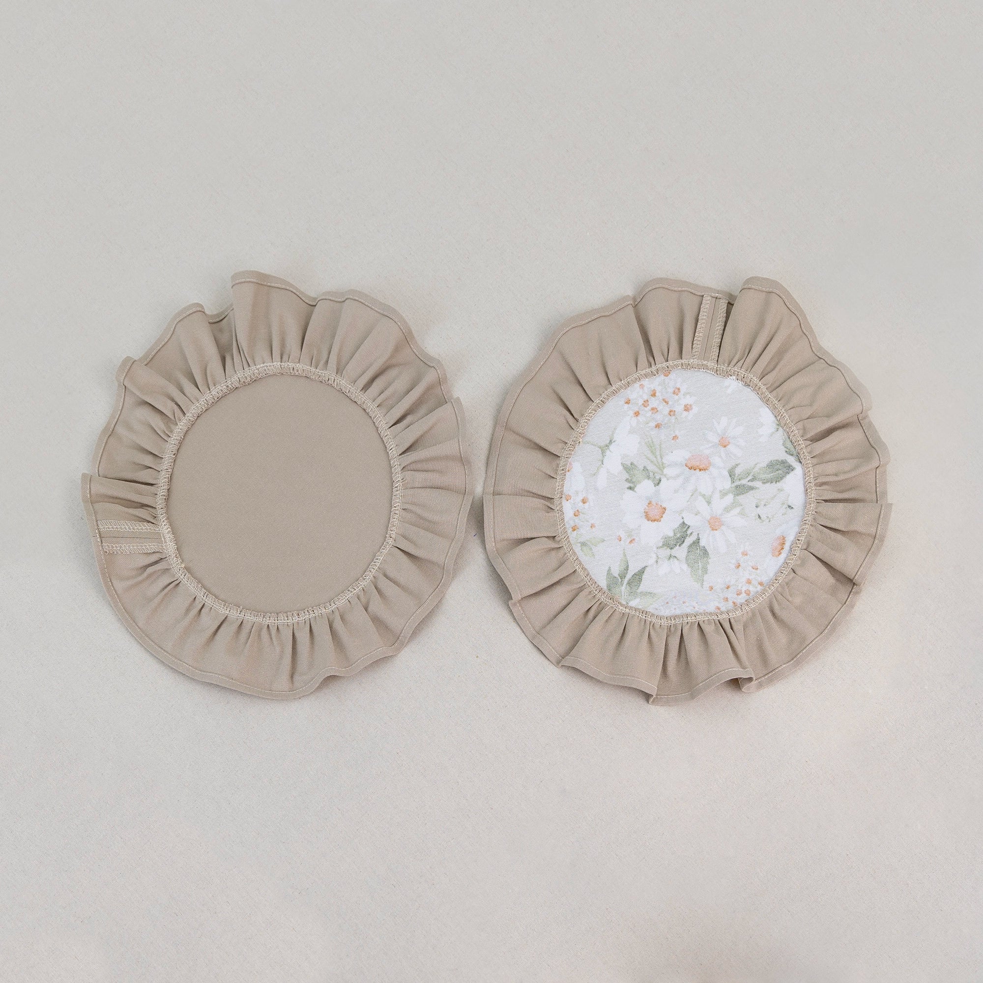 Beige placemat set with white daisy print centre