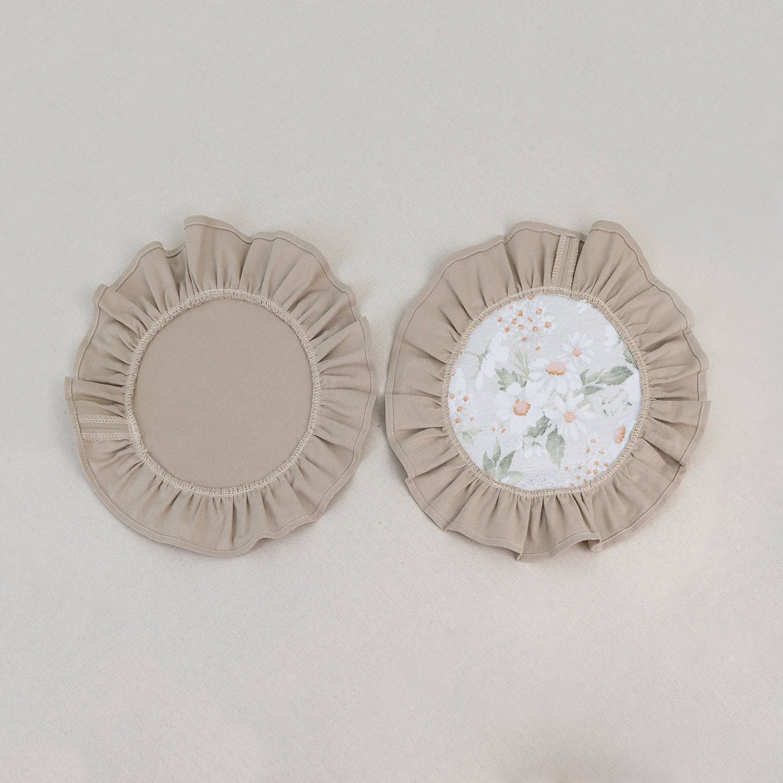 Beige placemat set with white daisy print centre