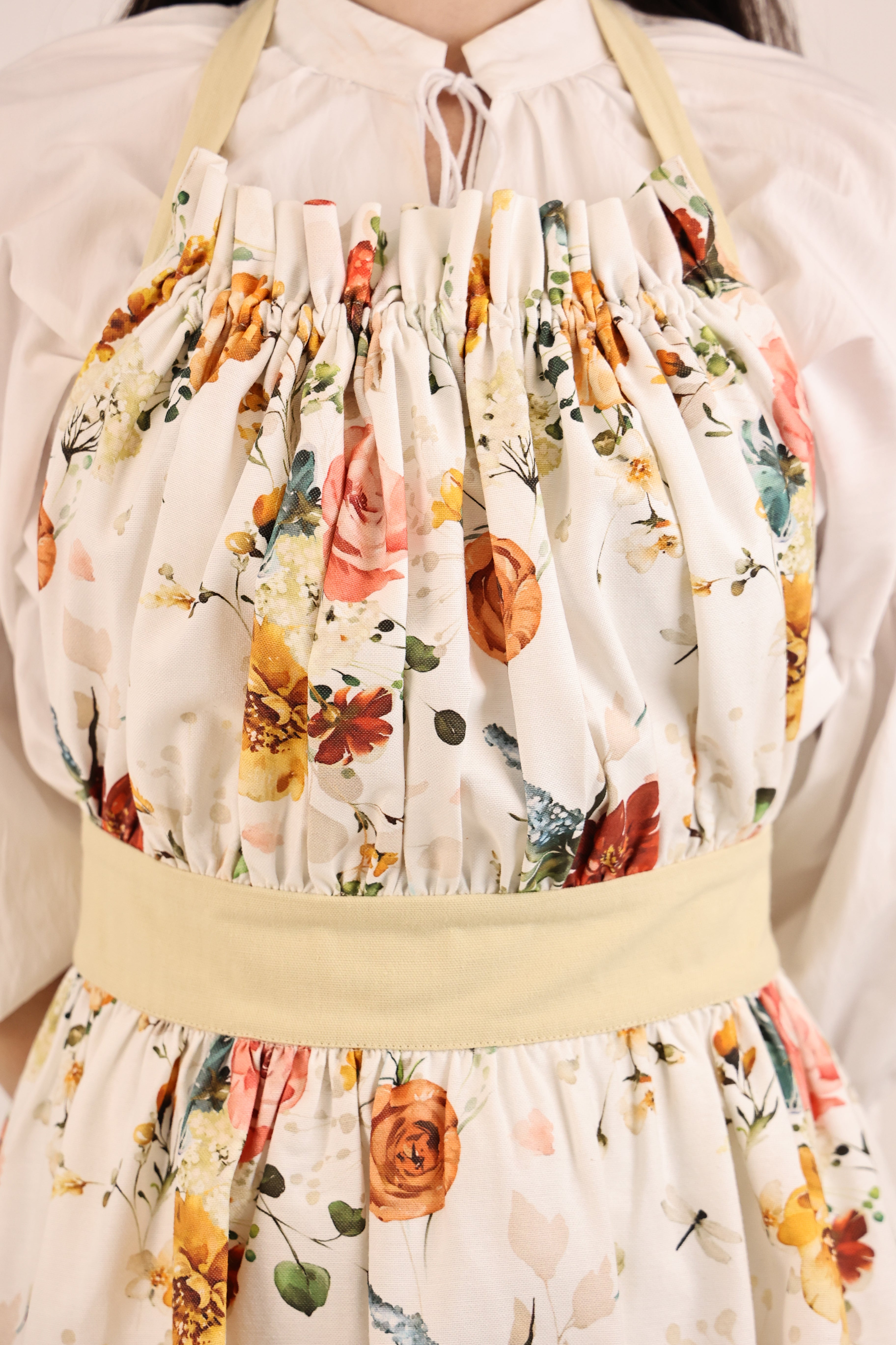 エプロン 1910s Sweet Petite Floral Cotton Apron Vintage Floral Cotton Apron with Champagne Accents & Teflon | Hituka